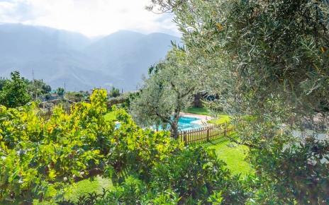 Piscina vista desde la zona de estacionamiento
