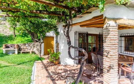 Porche privado, amueblado y con pérgola