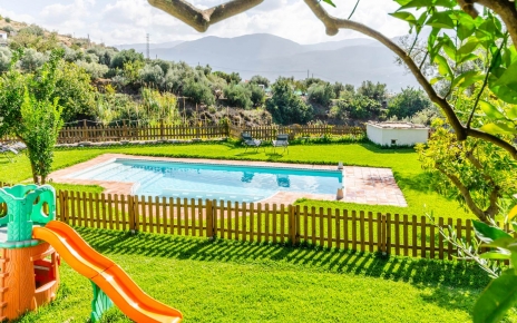 Tobogán y otros juguetes y juegos para niños