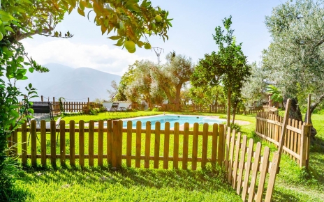 Zona de piscina con valla de seguridad