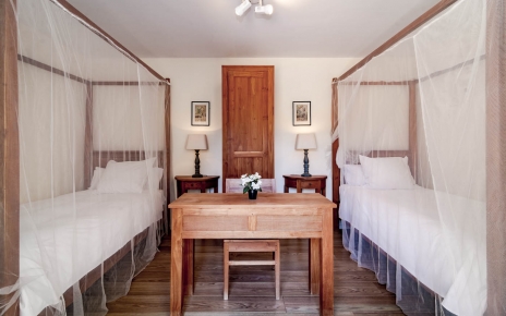 Las habitaciones en la planta inferior tienen dos camas individuales 