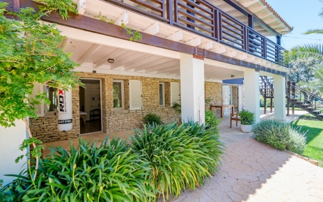 Planta inferior tiene un porche con acceso a sala de yoga