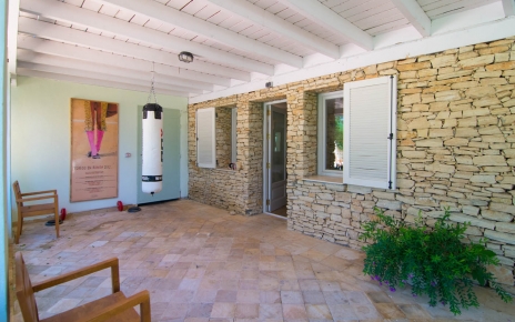 Actualmente hay sacos de boxeo y guantes