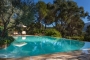 Piscina con forma irregular en medio del bosque mediterráneo
