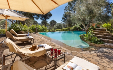 Impresionante piscina con naturaleza a su alrededor