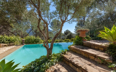 Escaleras que dan a piscina