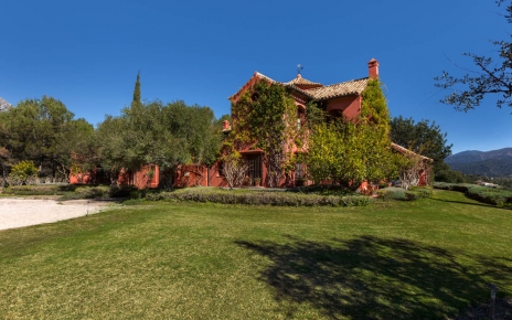 Amplias zonas de césped alrededor de la propiedad