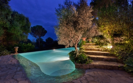 Piscina y jardines de noche