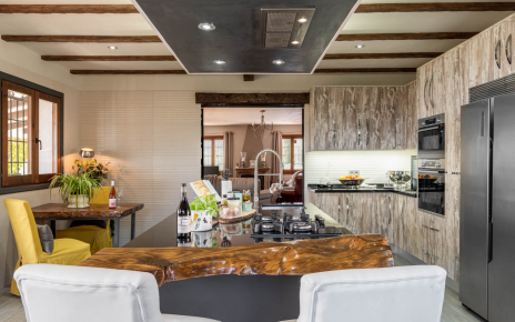 La cocina lleva a la sala de estar