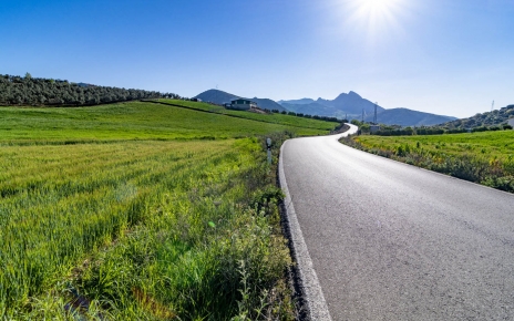 Conducir a su casa vacacional a lo largo de bonitas calles rurales