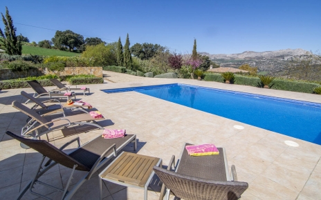 Amplia zona de piscina con vistas al hermoso valle