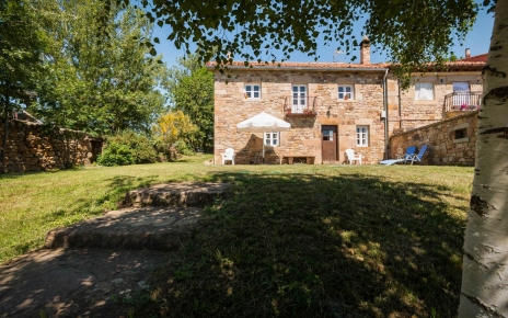 Esta casa está situada en al borde de un pueblo de montaña