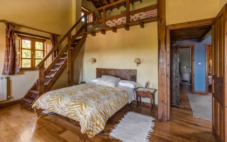 Habitación con cama doble y altillo