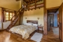 Habitación con cama doble y altillo