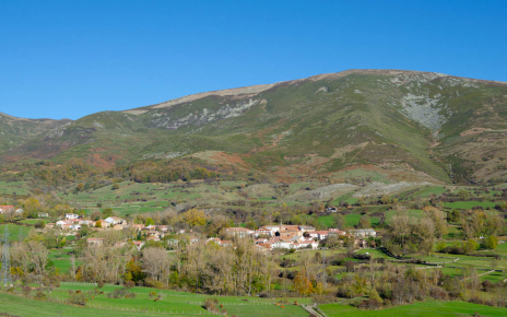 El pueblo visto desde la distancia