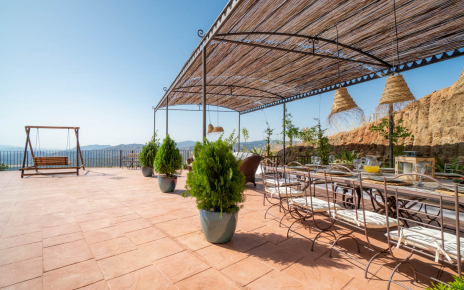 Pérgola amueblada para comidas al aire libre