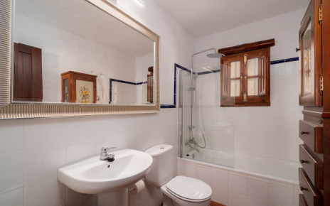 Esta propiedad tiene 2 baños y 2 aseos