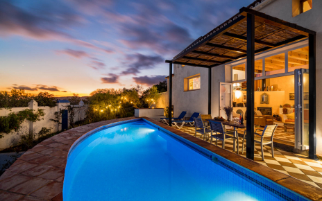 Su propiedad privada con piscina de 10 metros de largo en forma de D