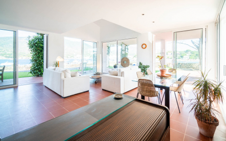 Espacios amplios que abren a jardines