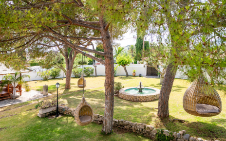 Sofás colgantes y estanque