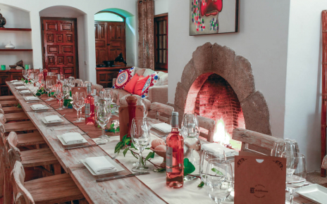 Comedor con la chimenea encendida