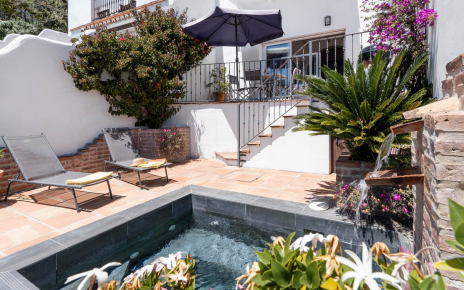 Lower terrace with splash pool