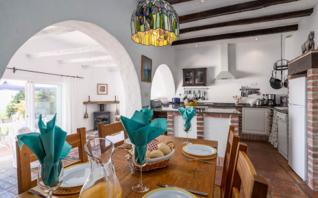 A pleasant kitchen / dining / living area