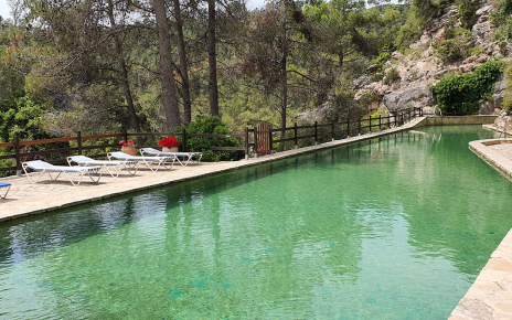 Una enorme piscina / alberca para nado
