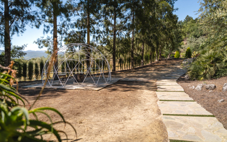 Camino a la piscina que está a 30 metros
