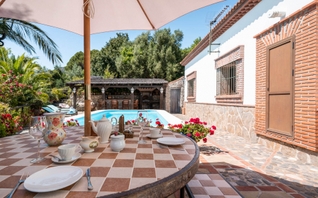 Zona de piscina con bar