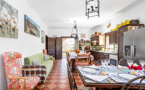 Cocina / comedor con salida porche