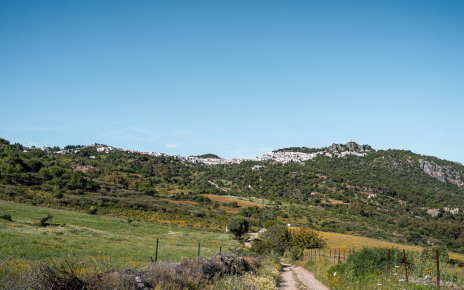 Pista al pueblo de Gaucín (visible en la distancia)