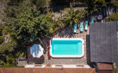 Piscina y zona de piscina vista desde un drone