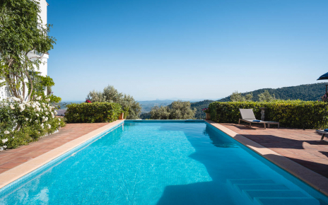 Enjoy your swimming pool with views in total privacy