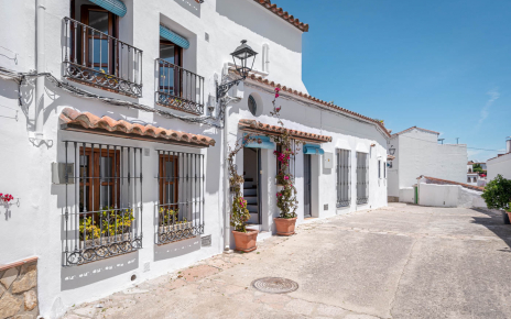 Casa principal y estudio con acceso a la calle