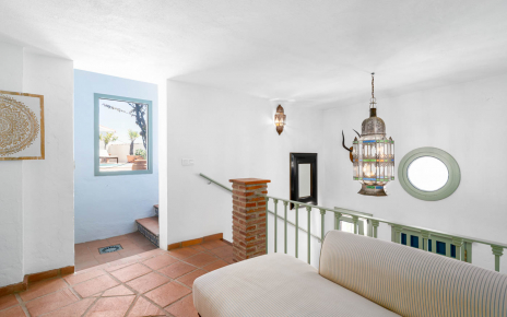 Acceso a zona de piscina y estudio desde casa principal