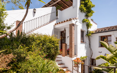 Terraza mirador arriba y acceso trasero a casa principal abajo