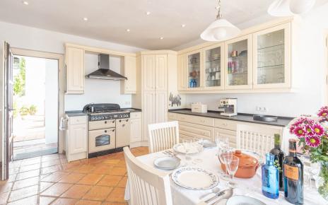 Excelente cocina con acceso a patio trasero y terraza