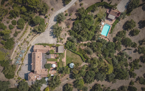 Villa con zona de piscina en un nivel inferior