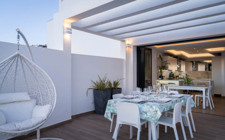 La zona exterior para comer está junto a la cocina