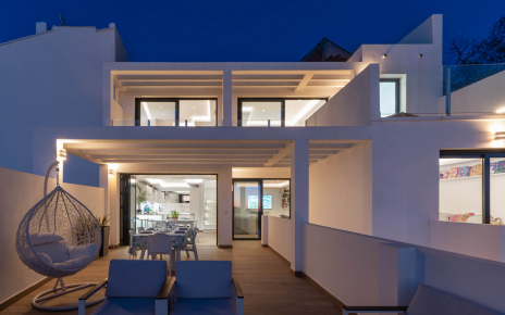 Sal a cenar por el pueblo y vuelve a tu impresionante villa