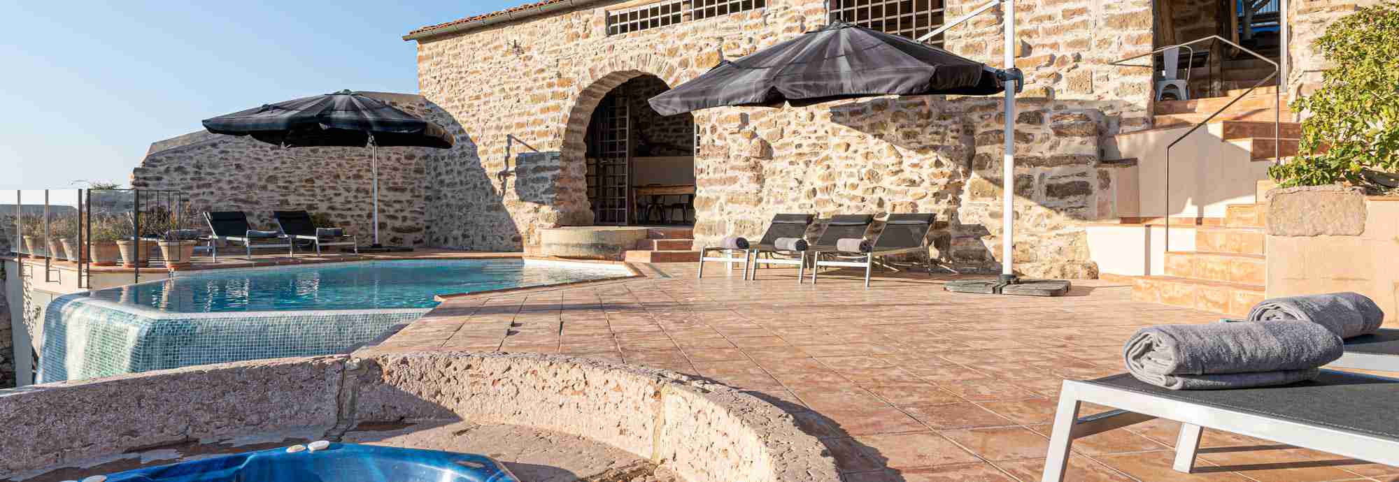 Historic villa for groups in open countryside with excellent facilities