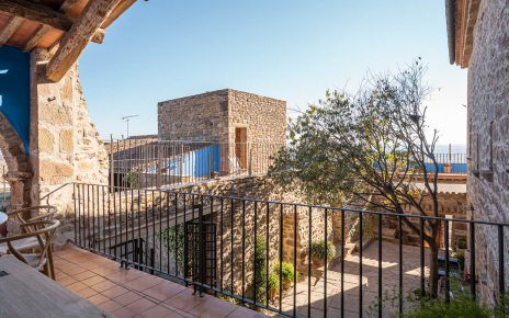 Porche junto a cocina con acceso a más terrazas