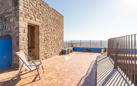 Terraza principal con antigua torre