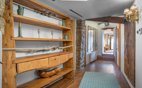 Hall to bedrooms on 2nd floor