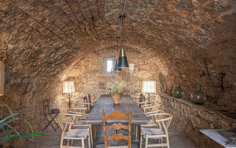 Zona exterior pero cubierta para comidas al aire libre