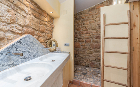 Baño de gimnasio y piscinas