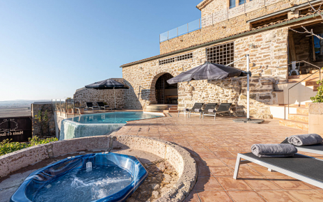 Piscina y jacuzzi para relajarse