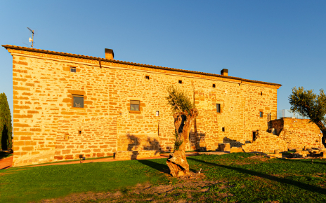 Fachada trasera de Masía y jardines