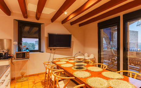 Cocina con acceso a terraza amueblada